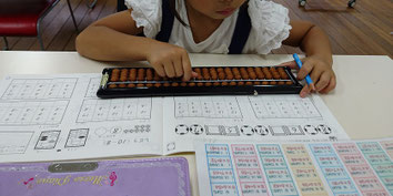 学習に取り組む子ども